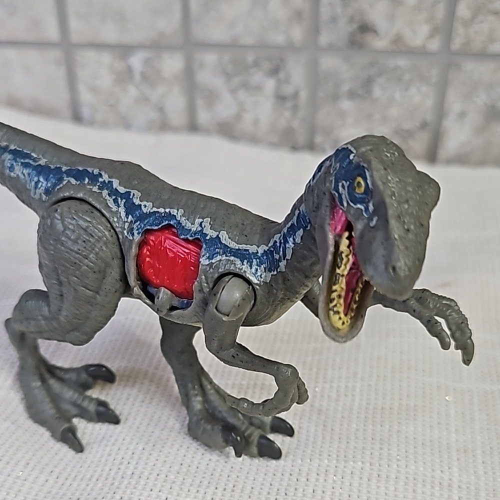 Jurrasic World "Blue" Battle damage Velociraptor Dinosaur Figure